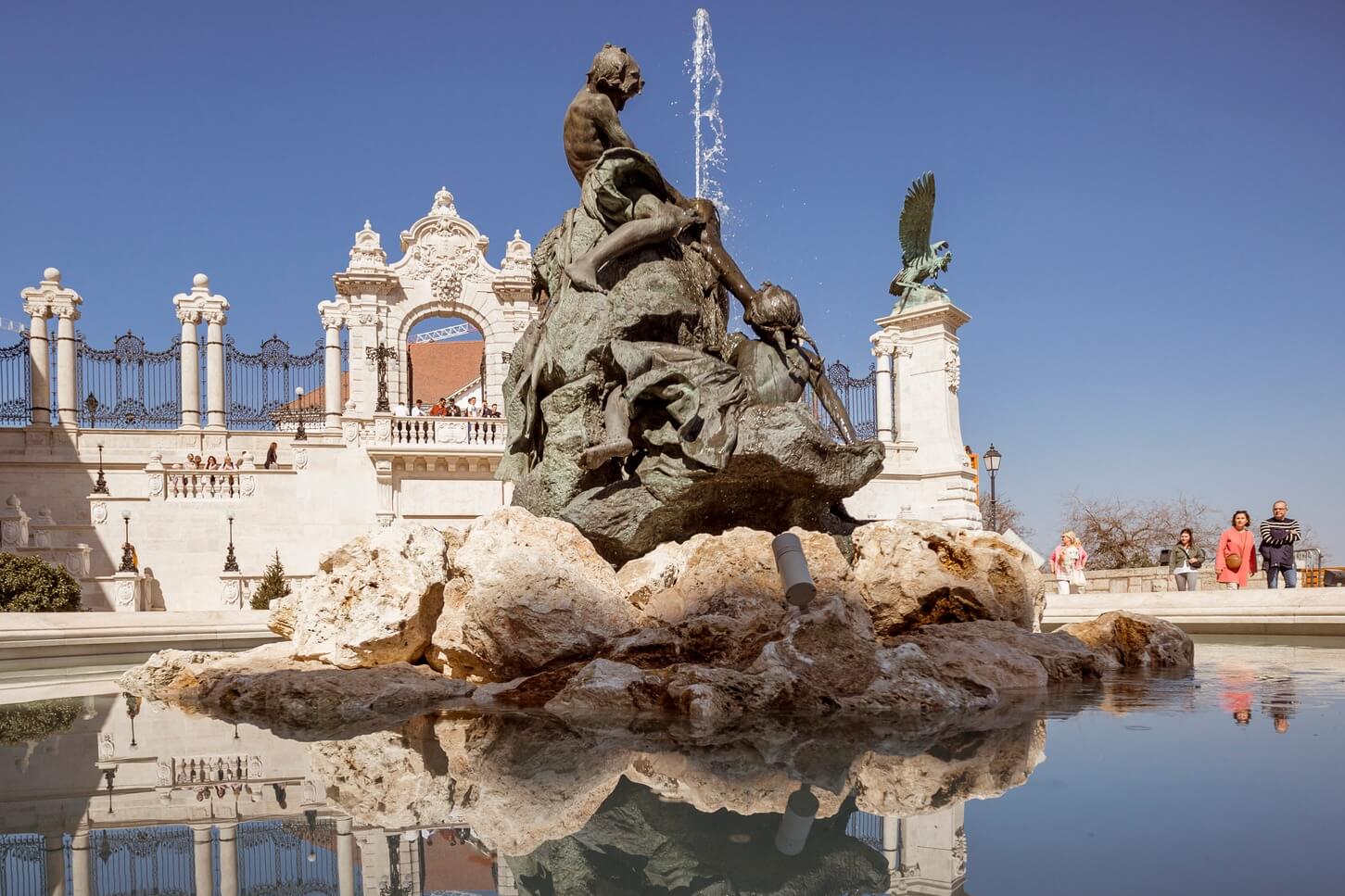 Mátyás kútja, Halászó gyerekek kútja 